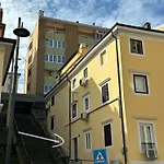 L Essenziale A Trieste