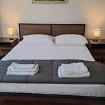 Trinita' Maggiore Home/ Historic Center