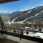 Hostdomus - Red Apartment