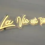 La Vie Est Belle