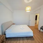 Largo Papa Tirabora Short Rent