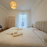 Largo Papa Tirabora Short Rent