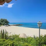 Stunning Apartment In Ricadi With Jacuzzi