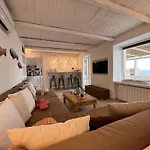 Romantic 10 Minutes From The Beach
