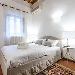 Hostly-Santa Maria Tower Suite-Just By The Tower