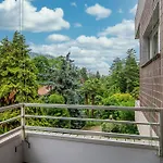 Joivy Stylish 2-Bedroom Apartment By Lake Como