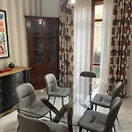 Centro Storico, Piazza Carmine: La Casa Di Angela