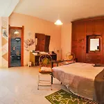 Camera A Catanzaro In Villa Relax 