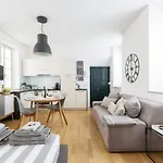 Cosy And Chic To The Lake