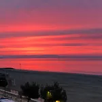 Appartamento Fronte Mare Con Terrazzo E Parcheggio Privato