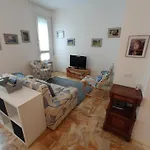 The Family Haven, Semi-Central & Large Suite, With Garage!
