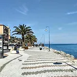 Bilocale In Centro Con Vista Mare