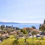 Alice House Terrace & Lake View - Happy Rentals