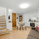 Lemon House With Shared Pool - Happy Rentals