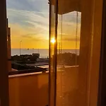 Mira Il Mare Seaview Apartment - 40M From The Beach, Perfect For Sunsets