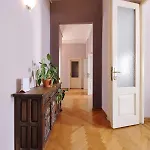 B7 Hostal