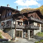Chalet Des Artistes