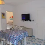 Maison De Fleurs