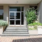 Pure White Luxury Apartment - Bymyhomeincomo