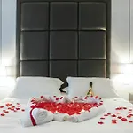 Comola Luxury Suite