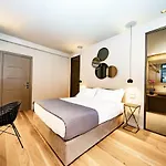 Elite Accommodations & Hydromassage Pool