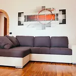 Domus Leonardo-Private Free Parking
