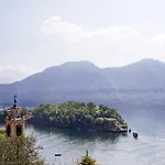 State Of The Art Home Suite With 180 Degree Panoramic Lake View, Pool And Spa Sleeping Up To 10 Guests By Italian Apartments