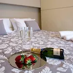 State Of The Art Home Suite With 180 Degree Panoramic Lake View, Pool And Spa Sleeping Up To 10 Guests By Italian Apartments