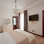 L'Arco Tra I Sentieri