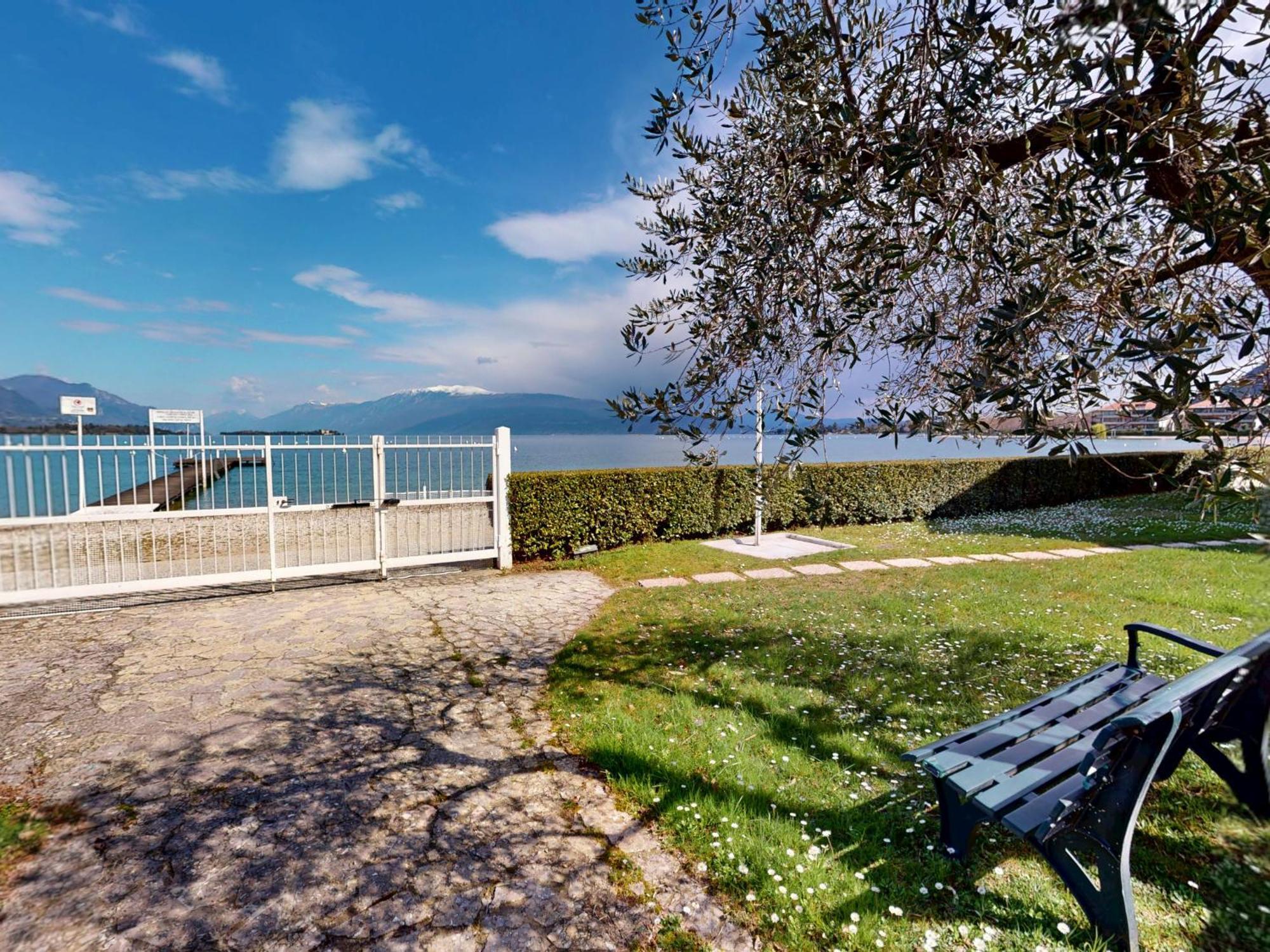 Maria Elena By Bookinggardalake Manerba del Garda